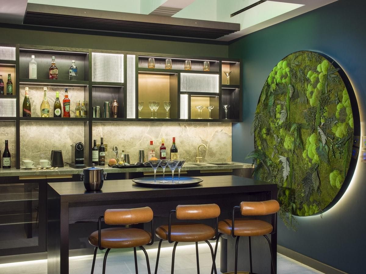 Middle Eight - Covent Garden - Preferred Hotels And Resorts 런던 외부 사진 A living wall in a bar