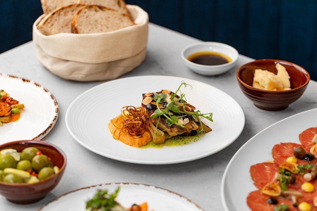 Middle Eight - Covent Garden - Preferred Hotels And Resorts 런던 외부 사진 A selection of dishes at the restaurant
