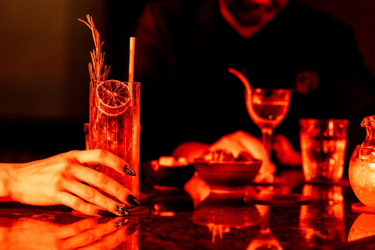 Middle Eight - Covent Garden - Preferred Hotels And Resorts 런던 외부 사진 A woman holding a drink at a nightclub