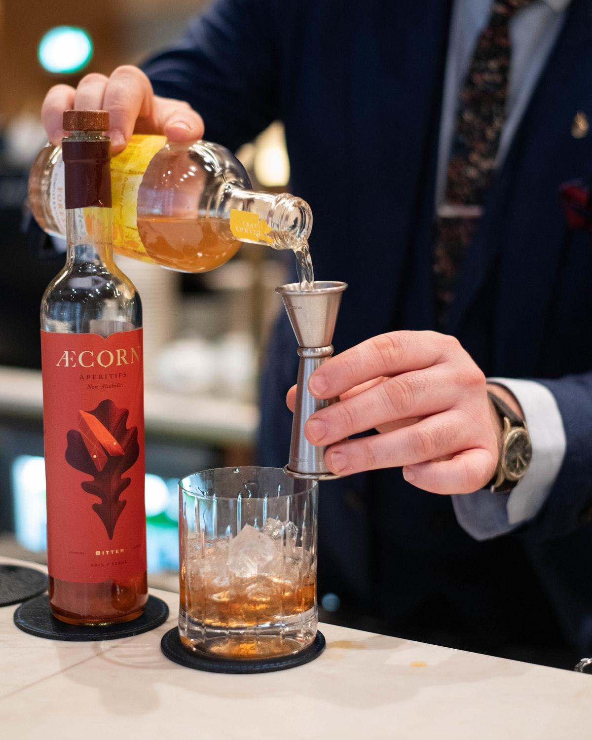 Middle Eight - Covent Garden - Preferred Hotels And Resorts 런던 외부 사진 A bartender using a jigger to measure a pour