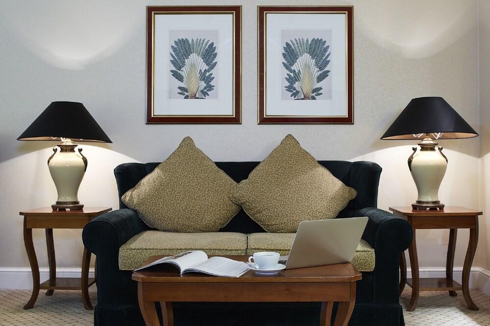 Middle Eight - Covent Garden - Preferred Hotels And Resorts 런던 외부 사진 A living room with a sofa