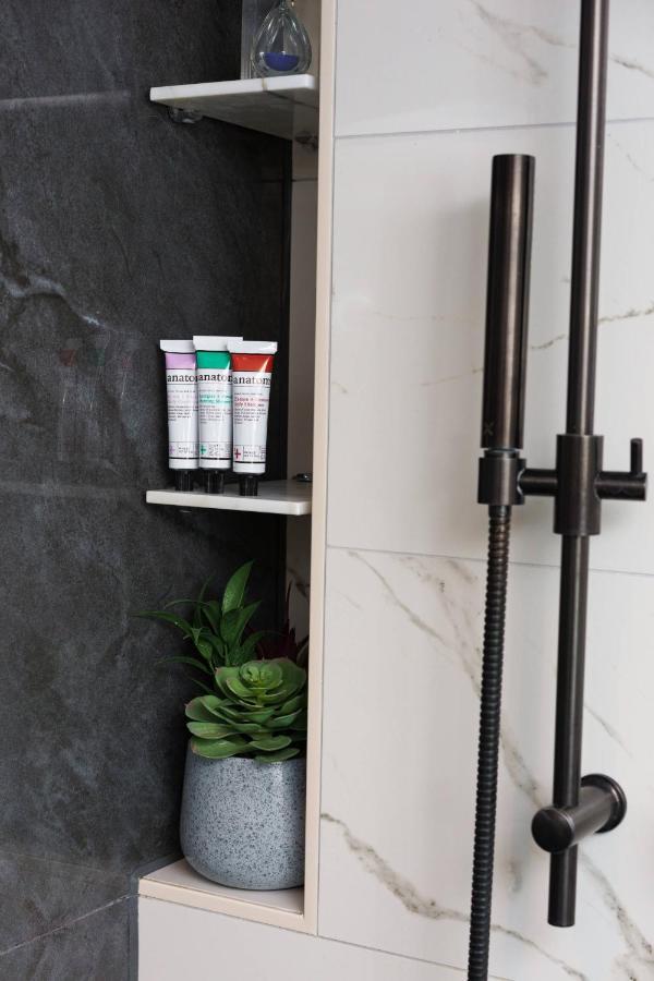 Middle Eight - Covent Garden - Preferred Hotels And Resorts 런던 외부 사진 Showering with shower gel