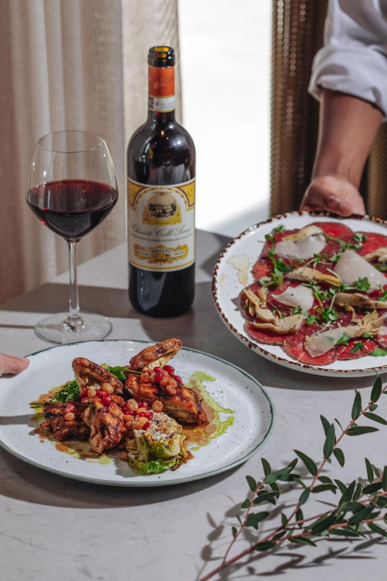 Middle Eight - Covent Garden - Preferred Hotels And Resorts 런던 외부 사진 A bottle of Montepulciano d'Abruzzo paired with a meal