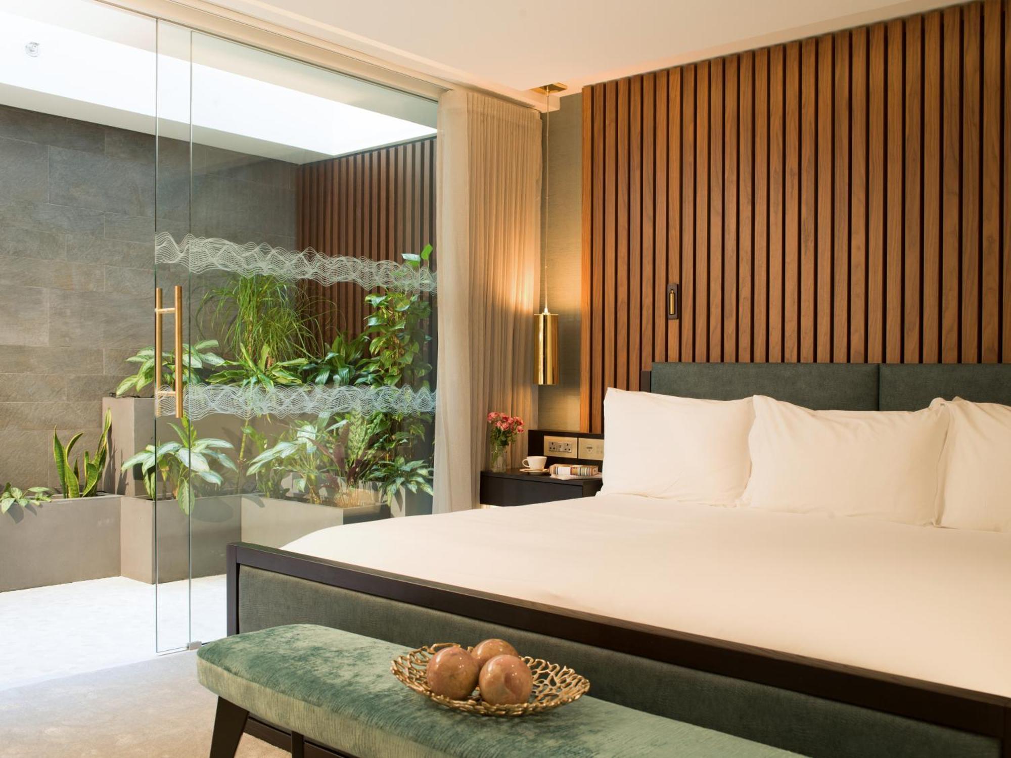Middle Eight - Covent Garden - Preferred Hotels And Resorts 런던 외부 사진 A bedroom at The Park, Hyderabad